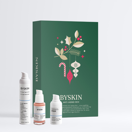 BYSKIN Anti-Aging Pflegeset mit Weihnachts-Geschenkbox – Dailycream, Peptid-Serum und Anti-Age Tagescreme vor transparentem Hintergrund.